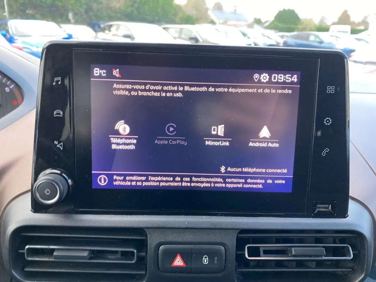 Écran tactile central du Peugeot Rifter GT 2023 affichant les options Bluetooth, Apple CarPlay, MirrorLink et Android Auto.