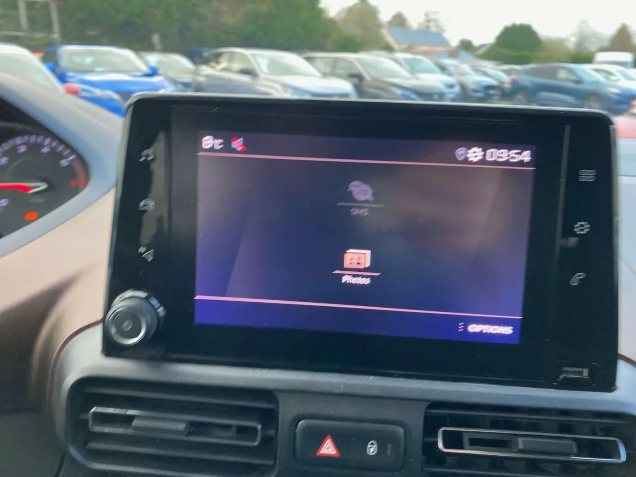 Écran tactile central de la Peugeot Rifter GT 2023, vue intérieure du tableau de bord avec commandes visibles.