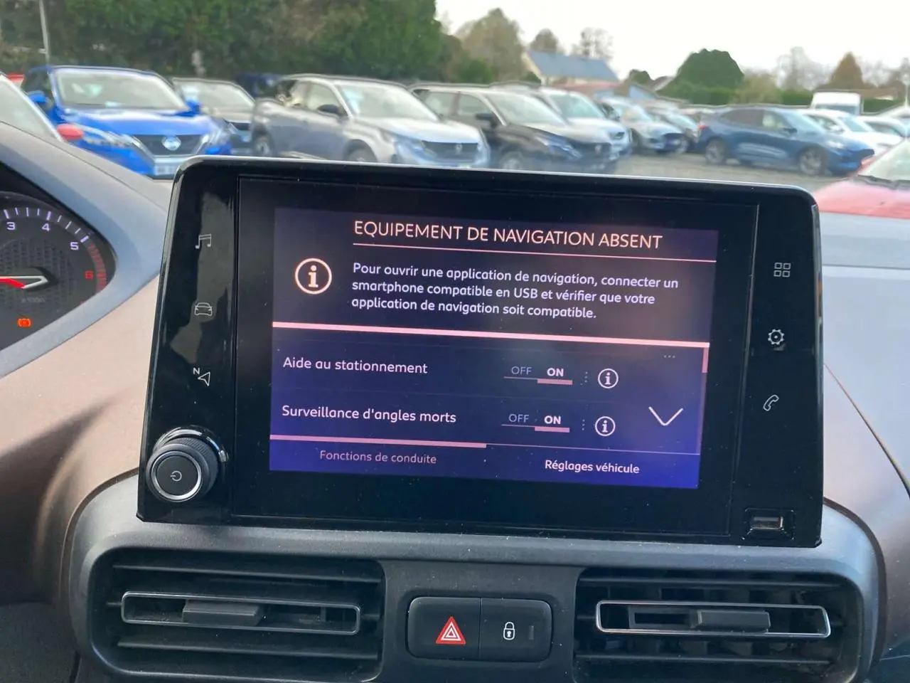Écran central du Peugeot Rifter GT 2023 montrant l'activation de l'aide au stationnement et surveillance d'angles morts.