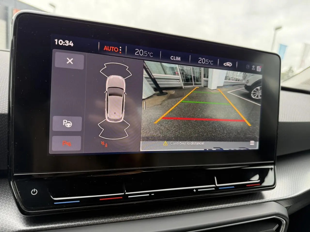 Écran tactile intérieur du SEAT Leon 2022 affichant la caméra de recul et l'aide au stationnement.