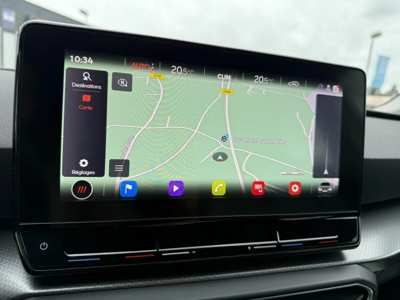 Écran tactile central du système de navigation du SEAT LEON 2022 affichant une carte et les réglages climatiques.