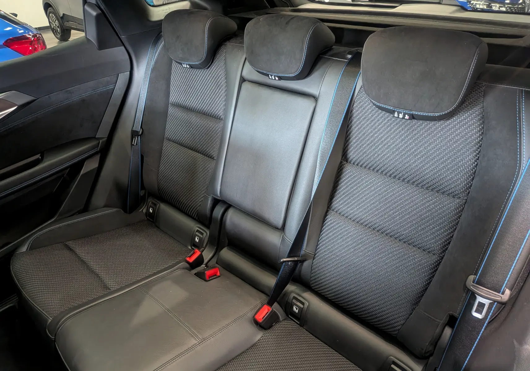 Vue intérieure arrière des sièges noirs avec surpiqûres bleues du Renault Austral E-Tech hybrid 200 Iconic esprit Alpine 2023.