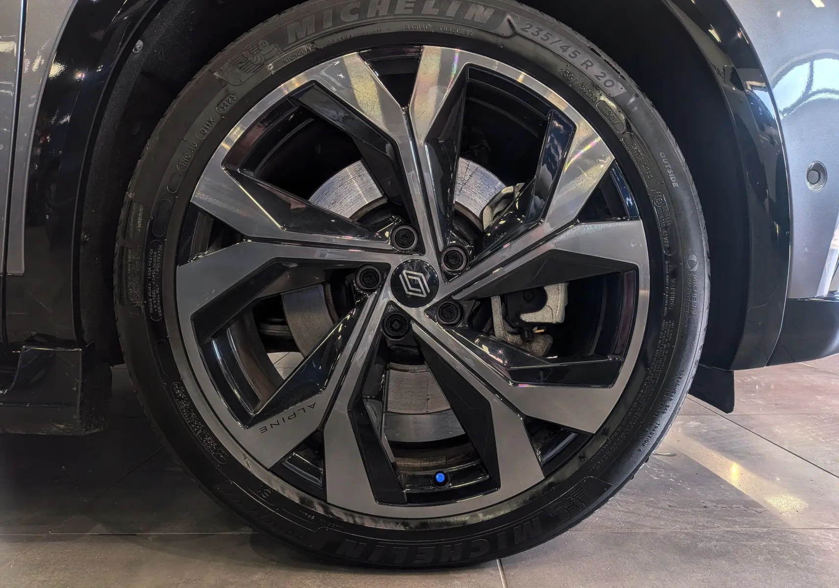 Gros plan sur la jante avant droite biton noir et gris du Renault Austral E-Tech hybrid 200 Iconic esprit Alpine 2023.