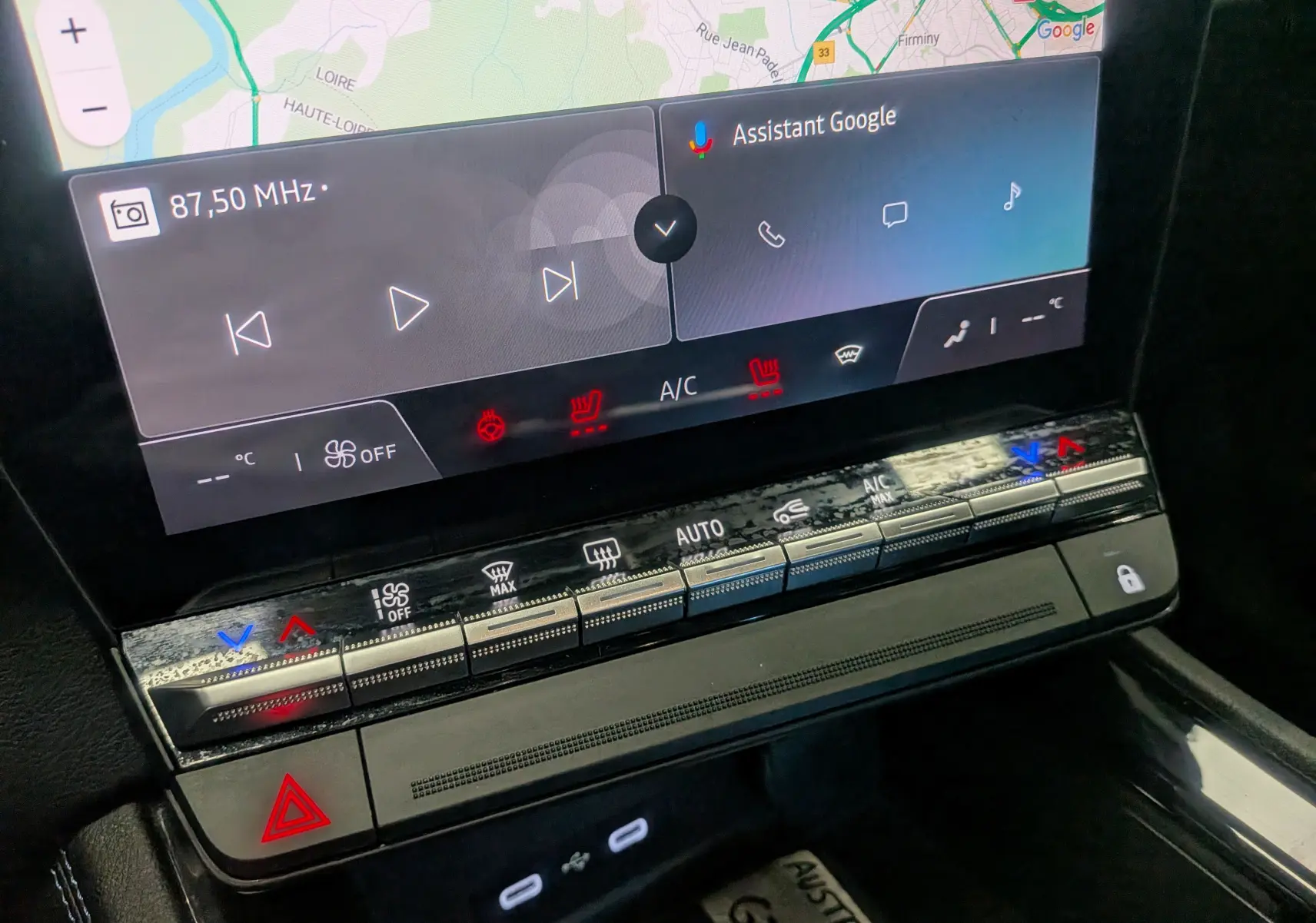 Gros plan sur la console centrale tactile du Renault Austral E-Tech hybrid 2023, avec commandes climatisation et assistant Google.