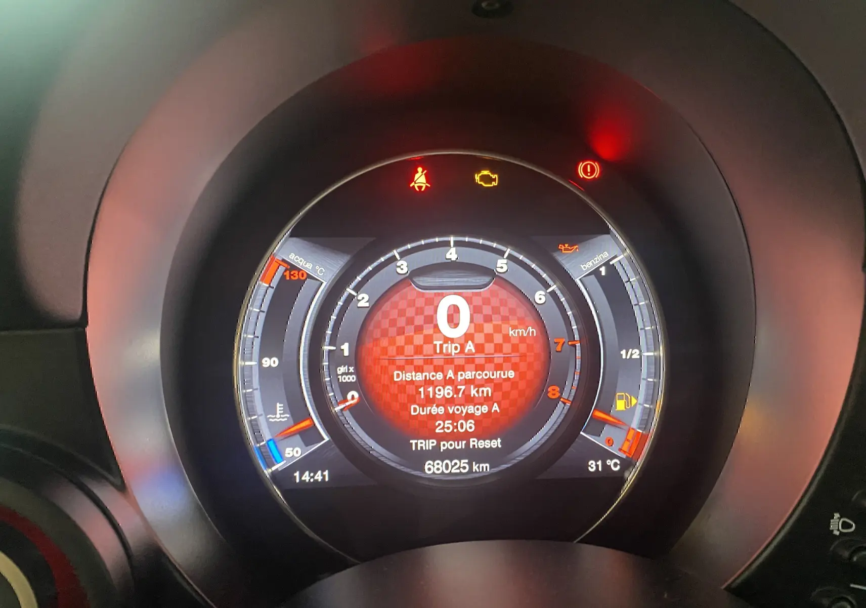 Tableau de bord numérique de l'Abarth 595 noir, affichant le compteur et les voyants d'alerte en gros plan.