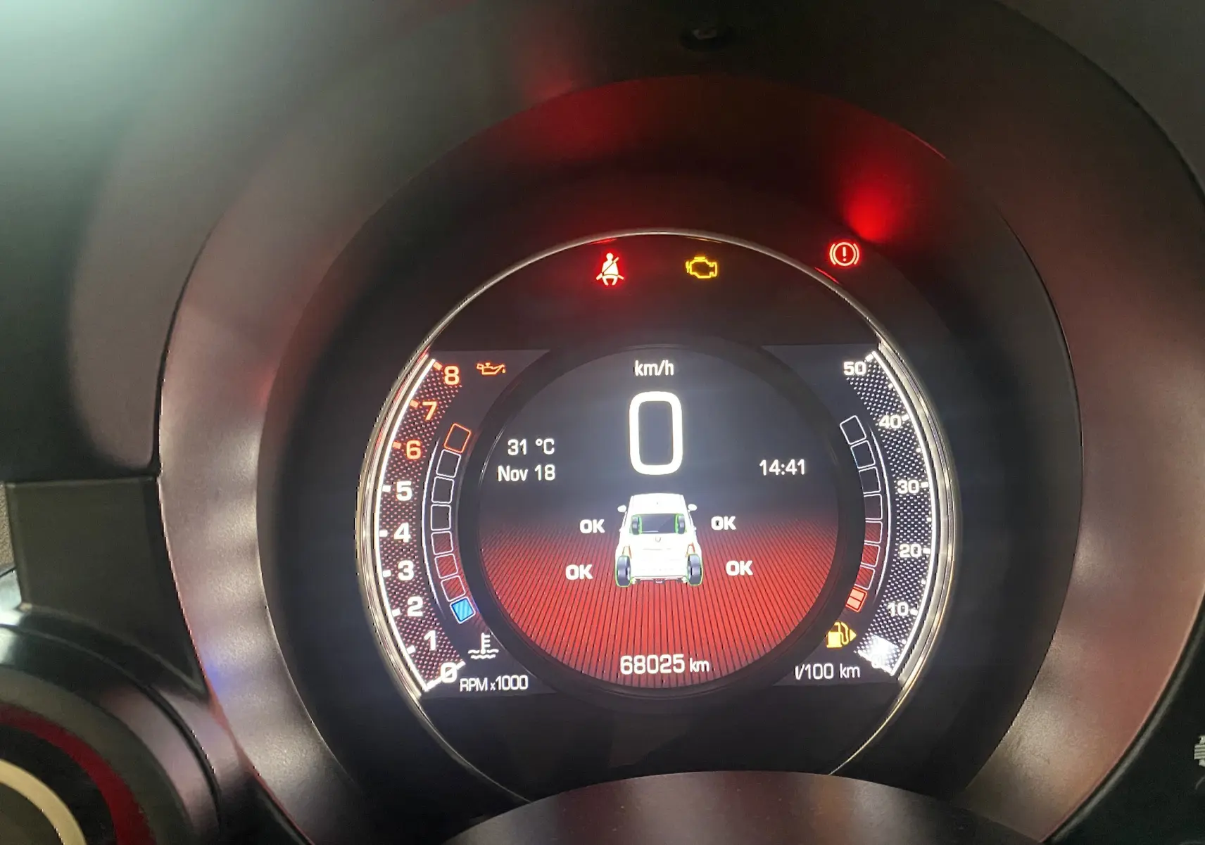 Vue rapprochée du tableau de bord numérique de l'Abarth 595 noir, affichant la vitesse à 0 km/h et les alertes au rouge.