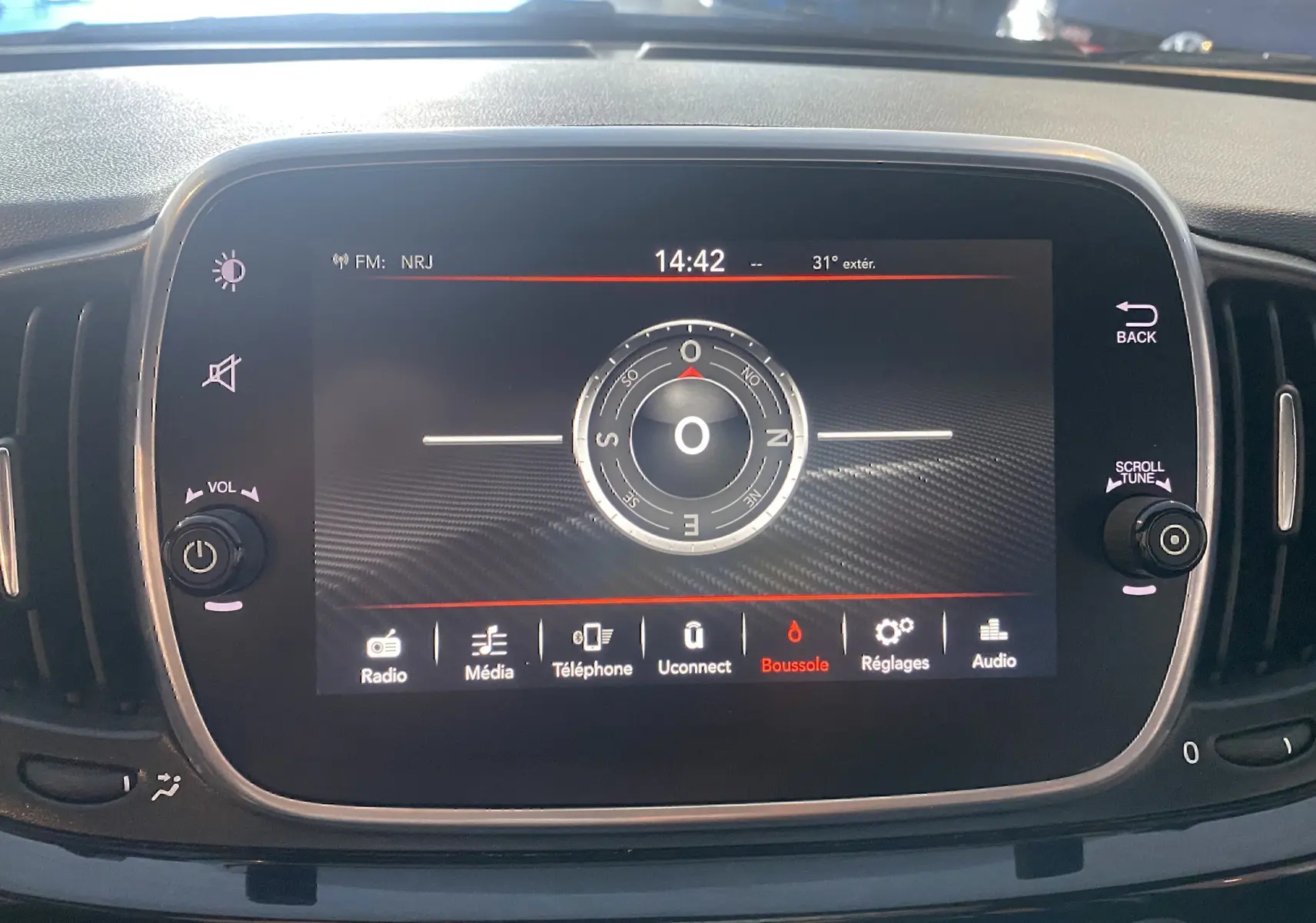 Écran tactile central du tableau de bord de l'Abarth 595 noir, affichant une boussole numérique et des options multimédia.