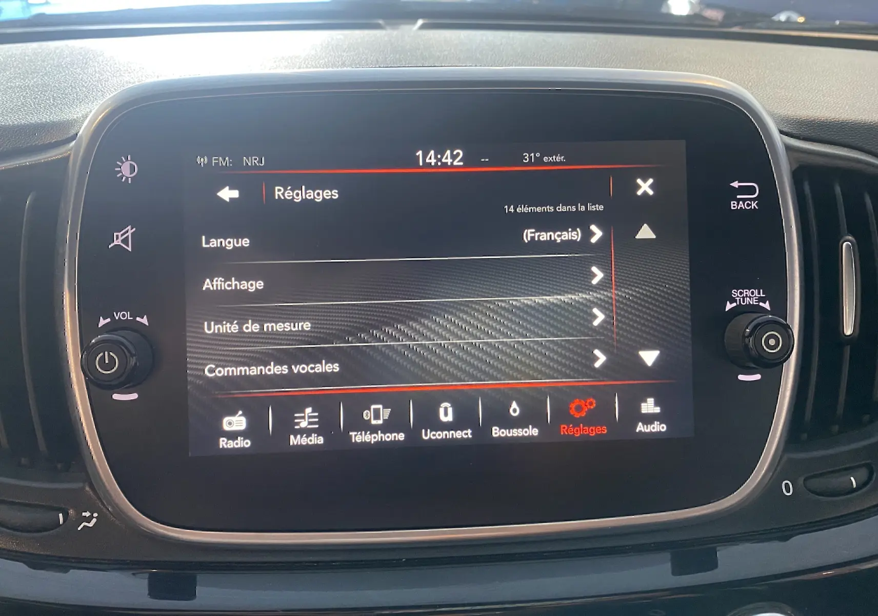 Écran tactile central du tableau de bord d'une Abarth 595 noire, affichant le menu des réglages en français.