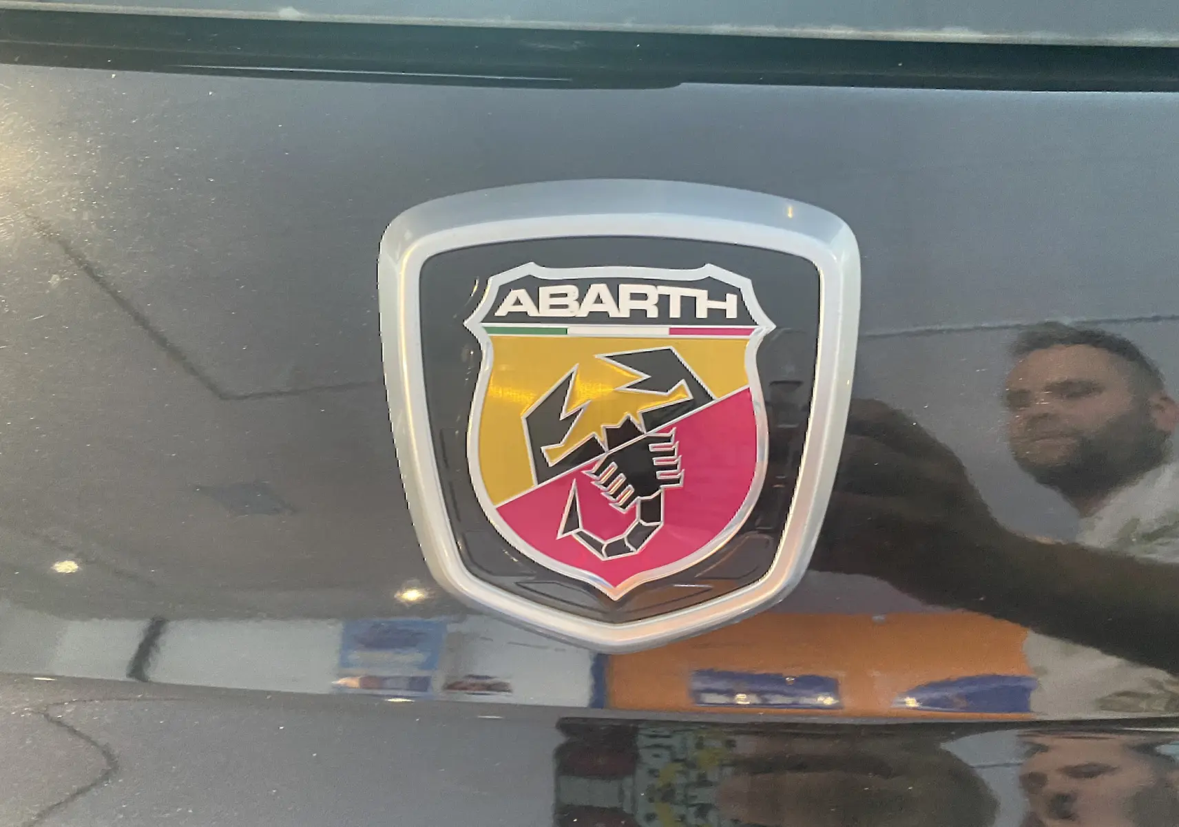 Gros plan sur le logo Abarth sur la calandre noire brillante d'une ABARTH 595 2018.