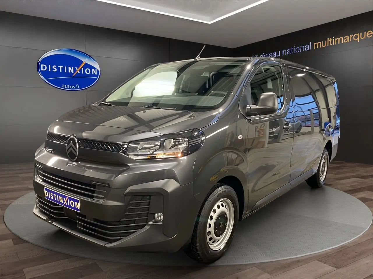 Vue 3/4 avant du Citroën Jumpy Fourgon gris platinium avec calandre noire et jantes acier simples.