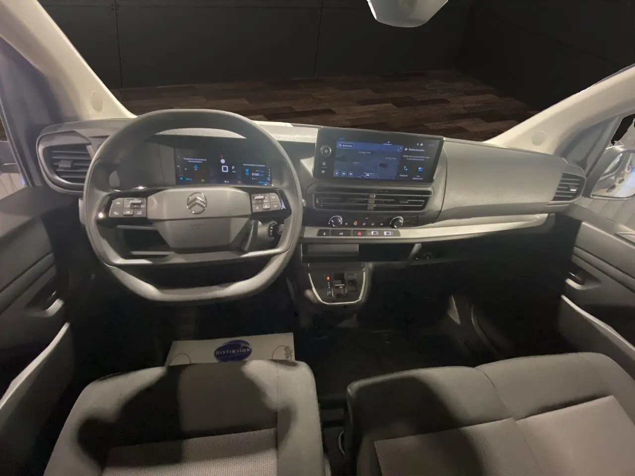 Vue intérieure avant du Citroën Jumpy Fourgon 2024, tableau de bord moderne avec écran tactile et volant multifonction.