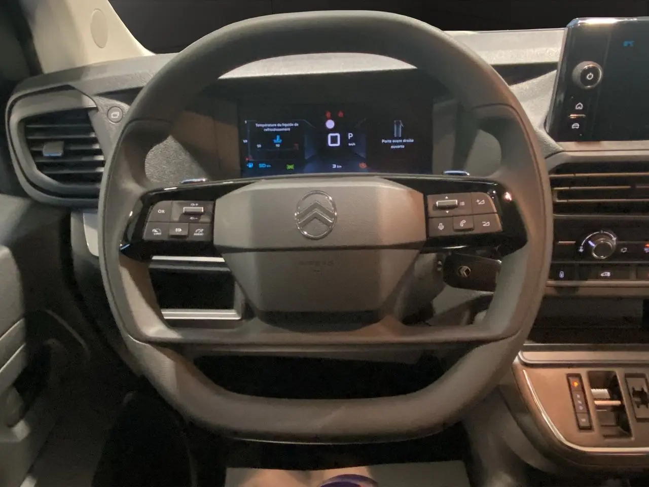 Volant et tableau de bord du Citroën Jumpy Fourgon gris, avec écran numérique et commandes intégrées au volant.