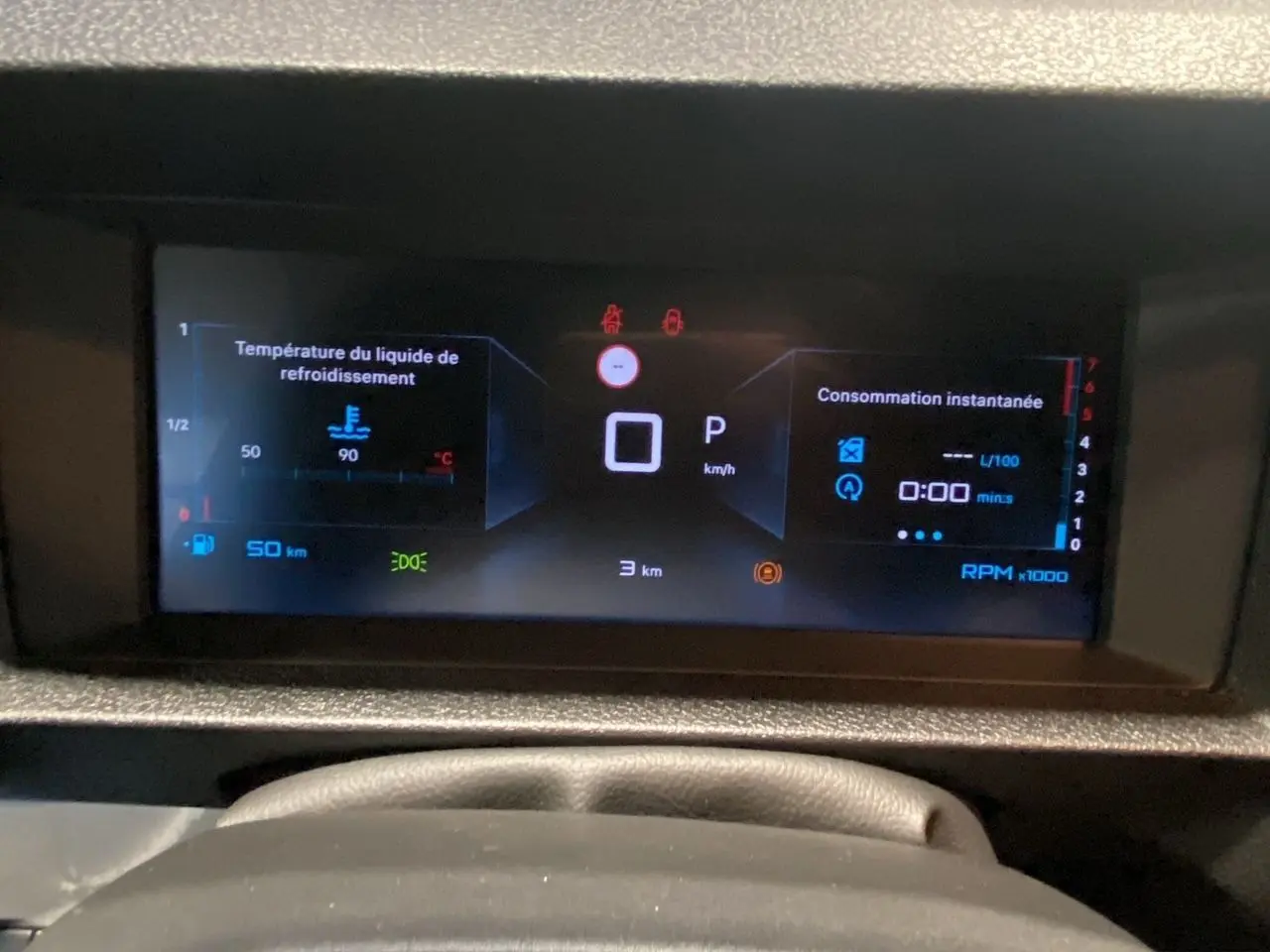 Combiné numérique 10'' du Citroën Jumpy Fourgon gris platinium, affichant température liquide et consommation instantanée.