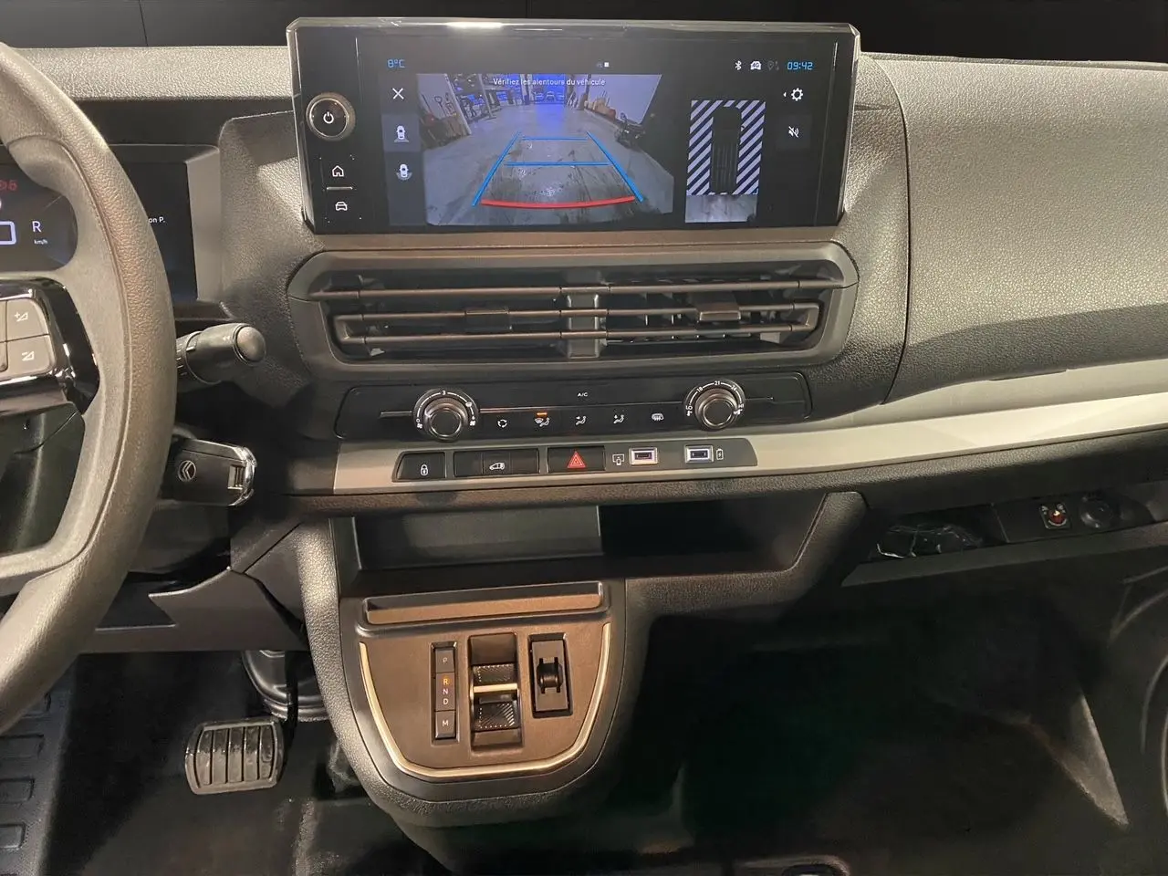 Vue intérieure du tableau de bord du Citroën Jumpy Fourgon 2024, écran tactile affichant la caméra de recul.