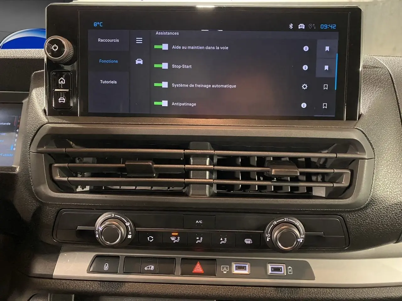 Tableau de bord du Citroën Jumpy Fourgon 2024 avec écran tactile 10'' et commandes climatisation manuelle visibles.