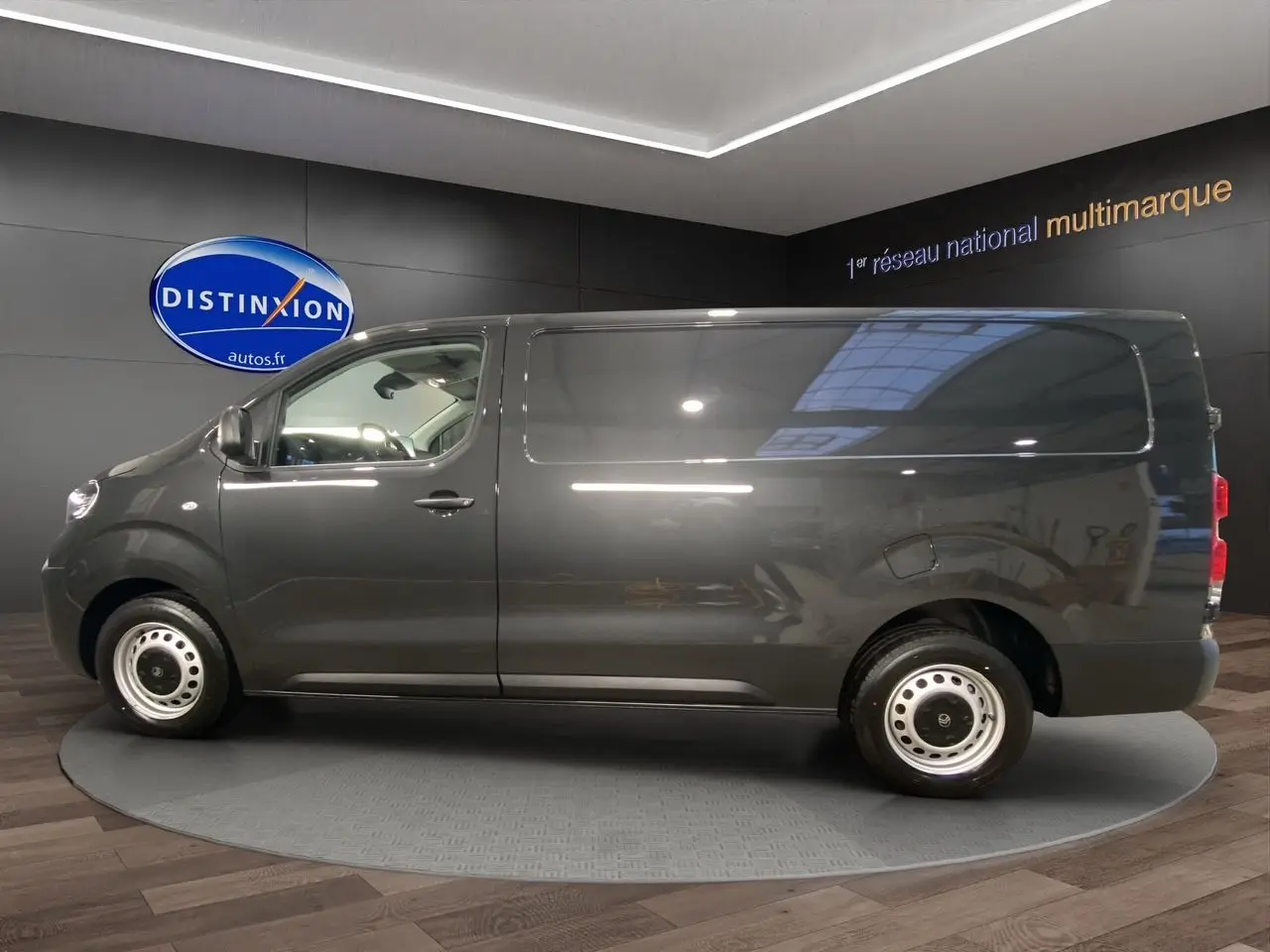 Vue latérale droite d'un Citroën Jumpy Fourgon gris platinium, sans fenêtres latérales arrière, en showroom.