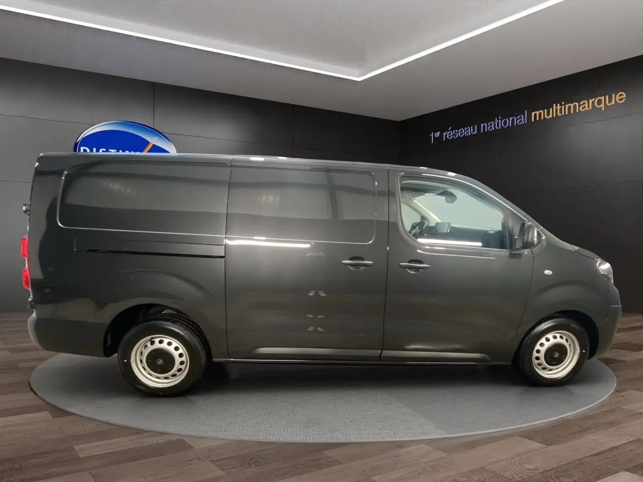 Profil droit du Citroën Jumpy Fourgon gris platinium 2024, fourgon utilitaire avec portes coulissantes et jantes acier.