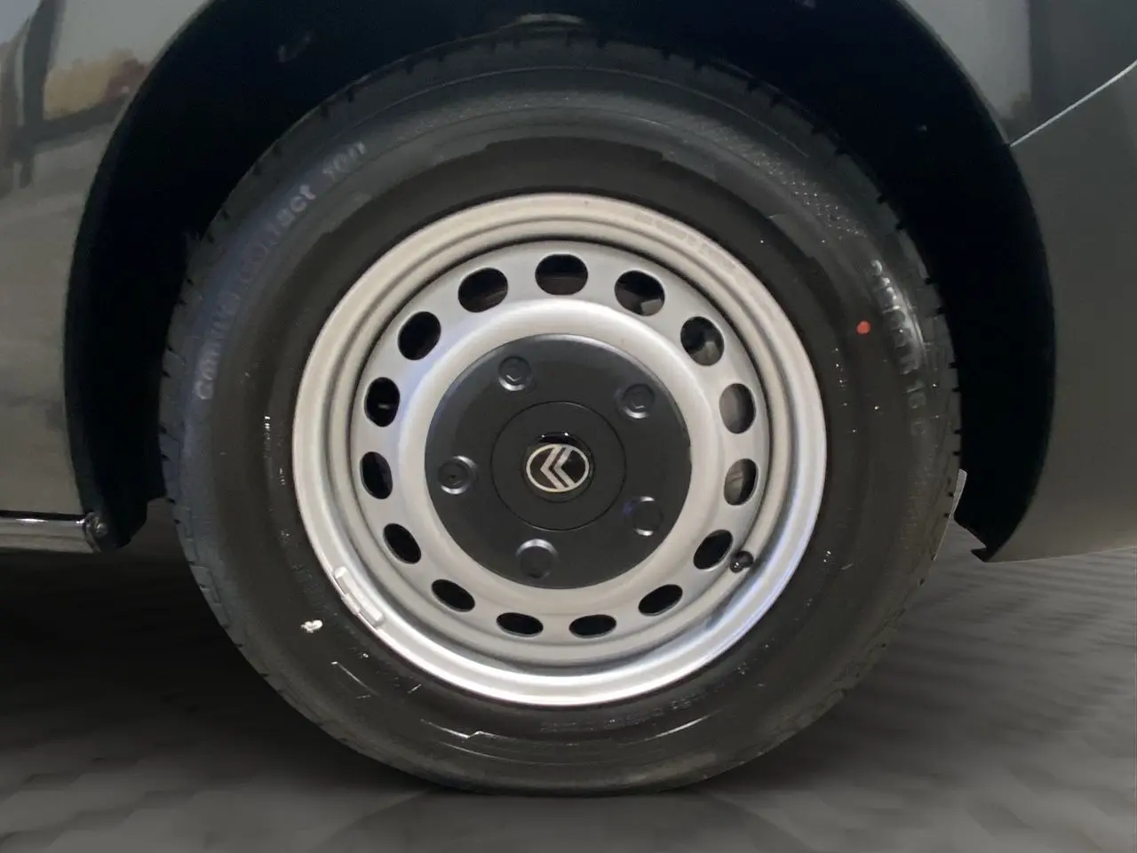 Gros plan sur la roue acier grise avec logo Citroën au centre du fourgon gris platinium Citroën Jumpy 2024.