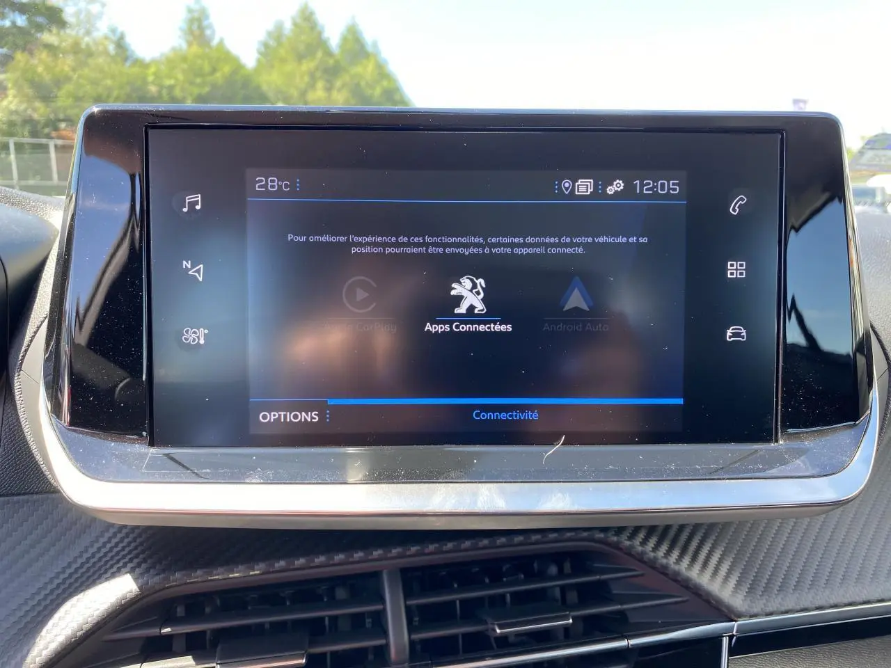 Écran tactile 7 pouces du système de navigation 3D connecté dans l'habitacle d'une Peugeot 2008 Bleu Vertigo.