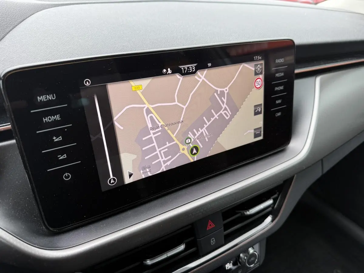 Écran tactile central du tableau de bord du Skoda Kamiq 2022, affichant la navigation GPS en vue rapprochée.