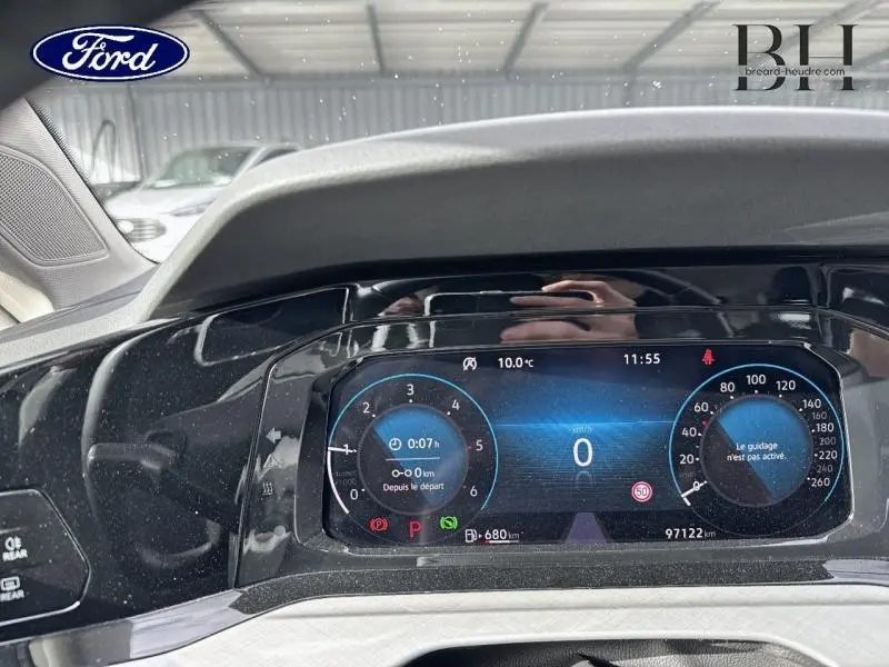 Tableau de bord numérique de Volkswagen Golf gris lunaire, affichage vitesse et informations de conduite.