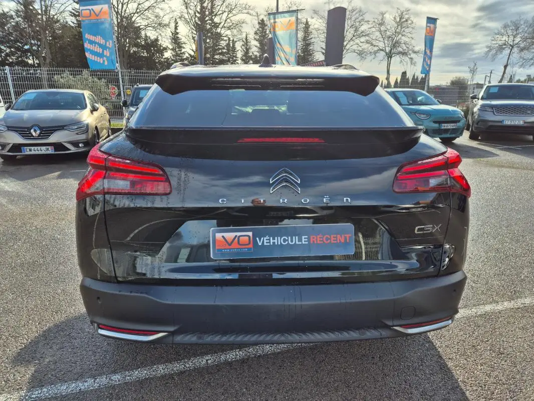 Vue arrière d'une Citroën C5 X noire 2024 avec feux LED distinctifs et logo centré sur le hayon.