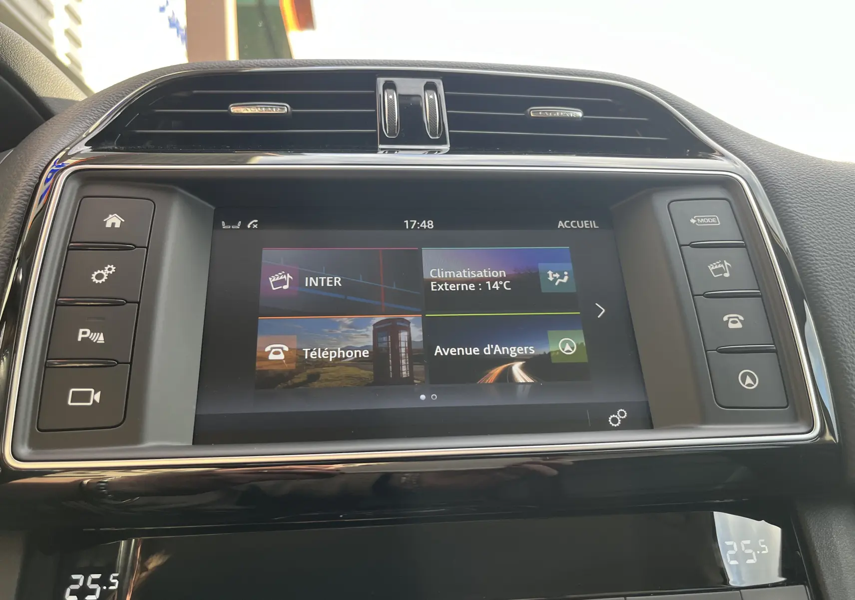 Vue rapprochée de l’écran tactile central du Jaguar F-PACE 240D Prestige 2018 avec interface climatisation et navigation.