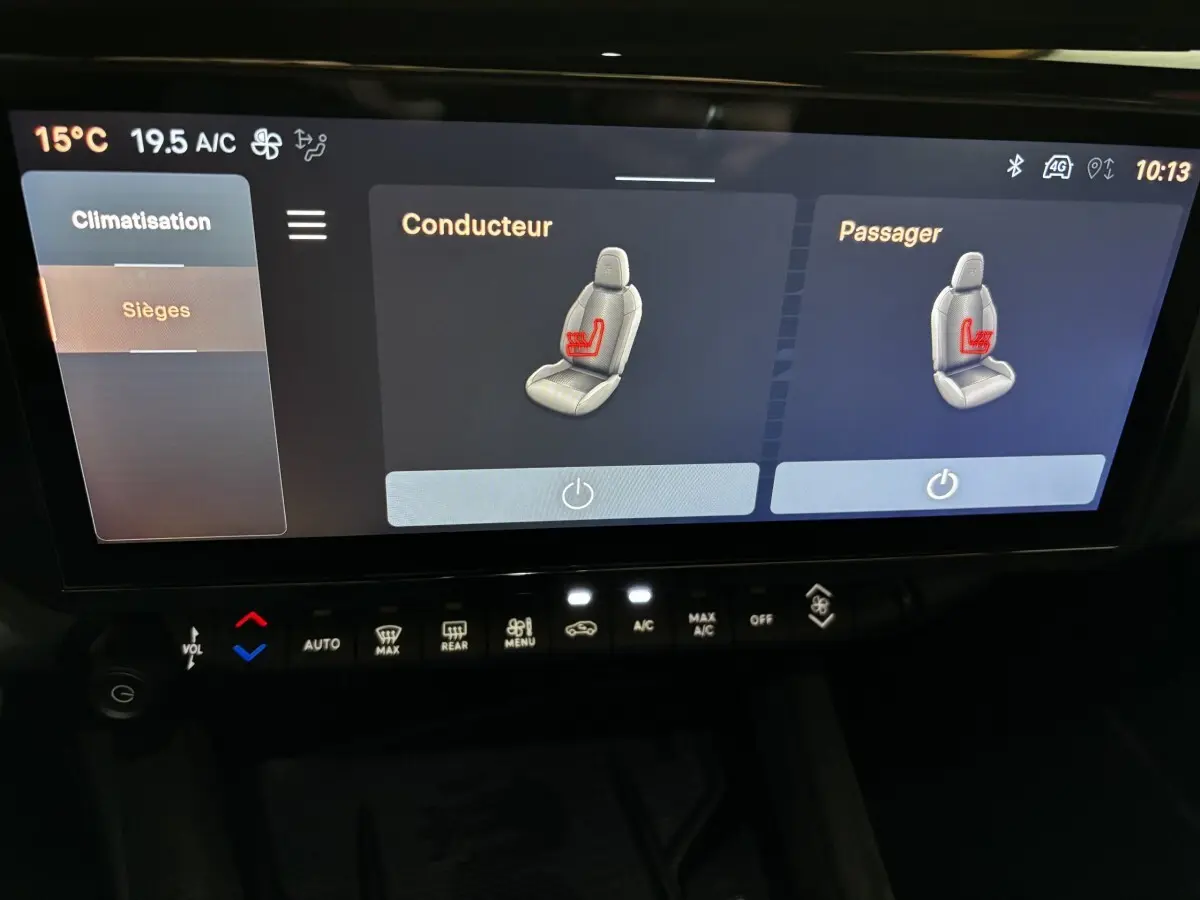 Écran tactile central de l'Alfa Romeo Junior 2024 affichant la commande des sièges chauffants conducteur et passager.