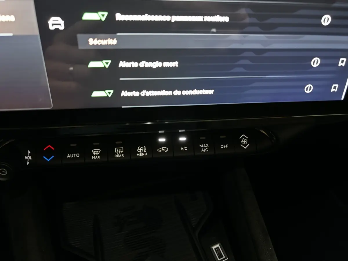 Détail du tableau de bord de l'Alfa Romeo Junior 2024 montrant les commandes de climatisation et l'écran tactile.