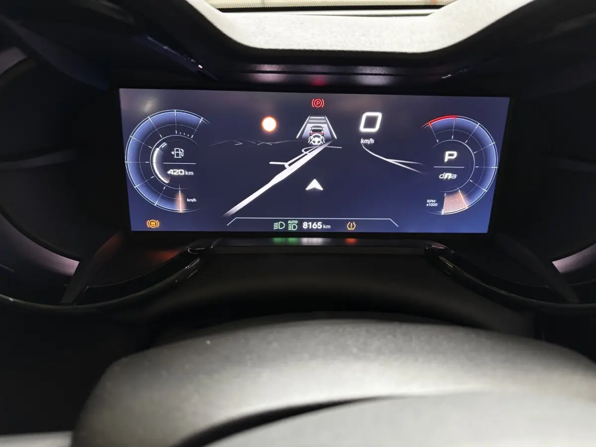 Vue rapprochée du combiné d'instruments numérique de l'Alfa Romeo Junior 2024 affichant la vitesse, autonomie et mode de conduite.