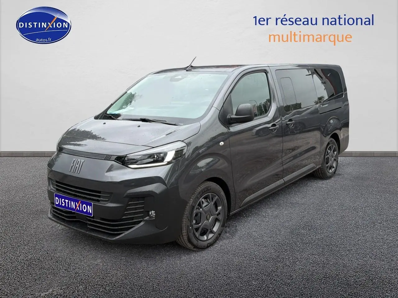 Vue 3/4 avant droit du FIAT Scudo Combi gris titane avec porte latérale coulissante et jantes noires.