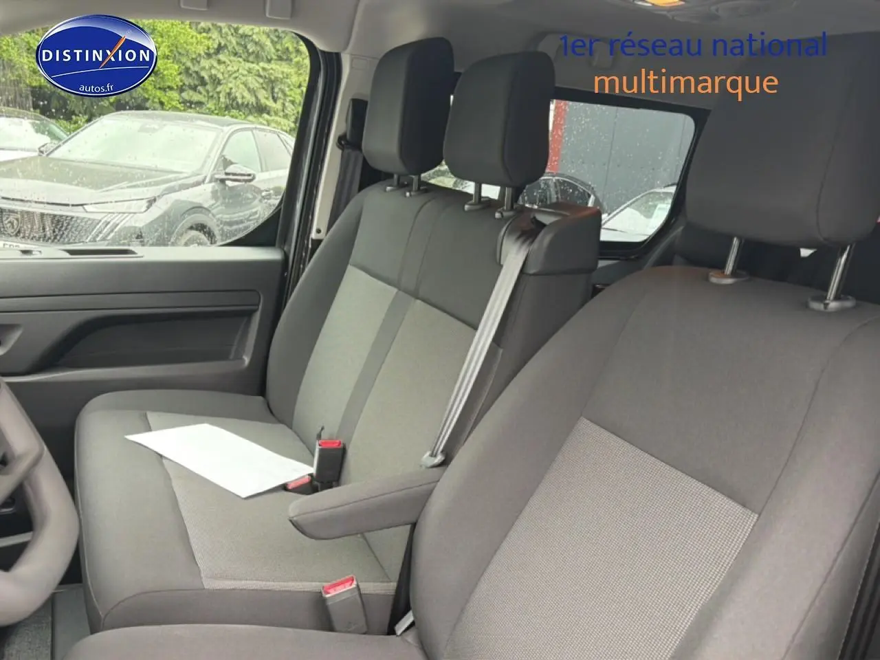 Vue intérieure des sièges avant gris du Fiat Scudo Combi, avec accoudoir central et ceinture de sécurité visible côté droit.