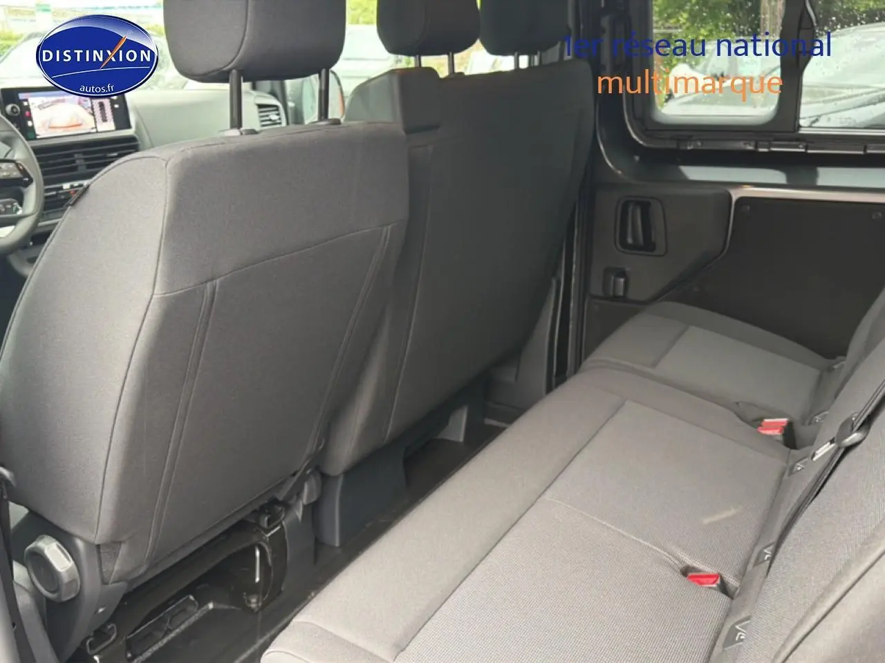 Vue intérieure côté droit sur la banquette arrière grise du Fiat Scudo Combi avec sièges avant et porte coulissante visible.