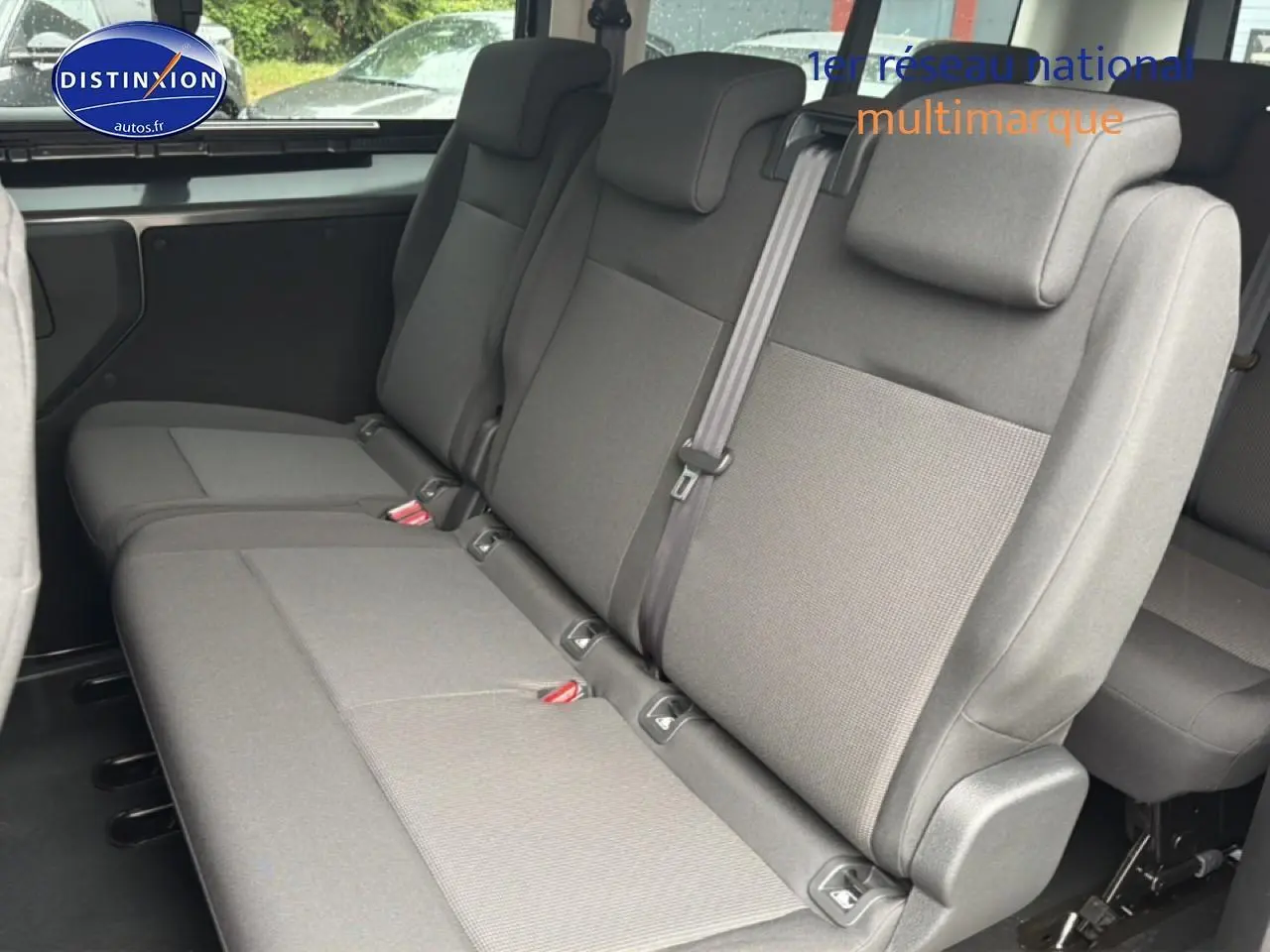 Vue intérieure sur la banquette arrière grise du Fiat Scudo Combi XL 2026 avec appuie-têtes et ceinture centrale visible.