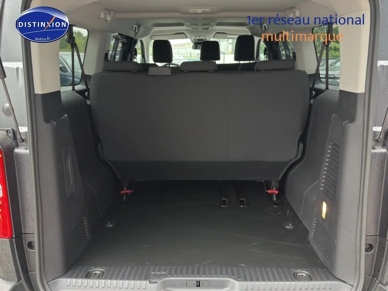Vue arrière du coffre spacieux du FIAT Scudo Combi gris titane avec banquette arrière en place.