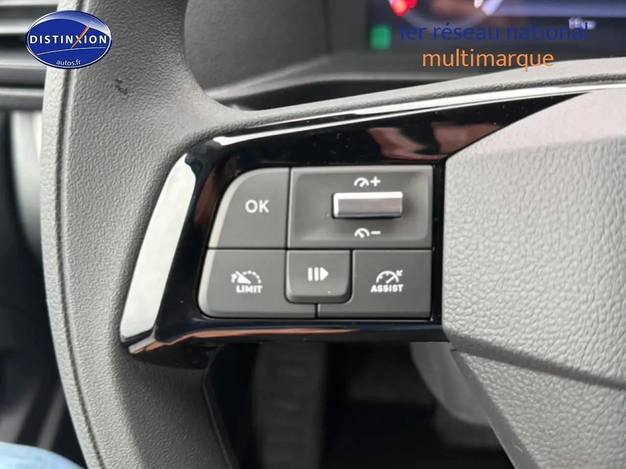 Gros plan sur les commandes au volant gauche du Fiat Scudo Combi gris titane, avec régulateur et limiteur de vitesse.