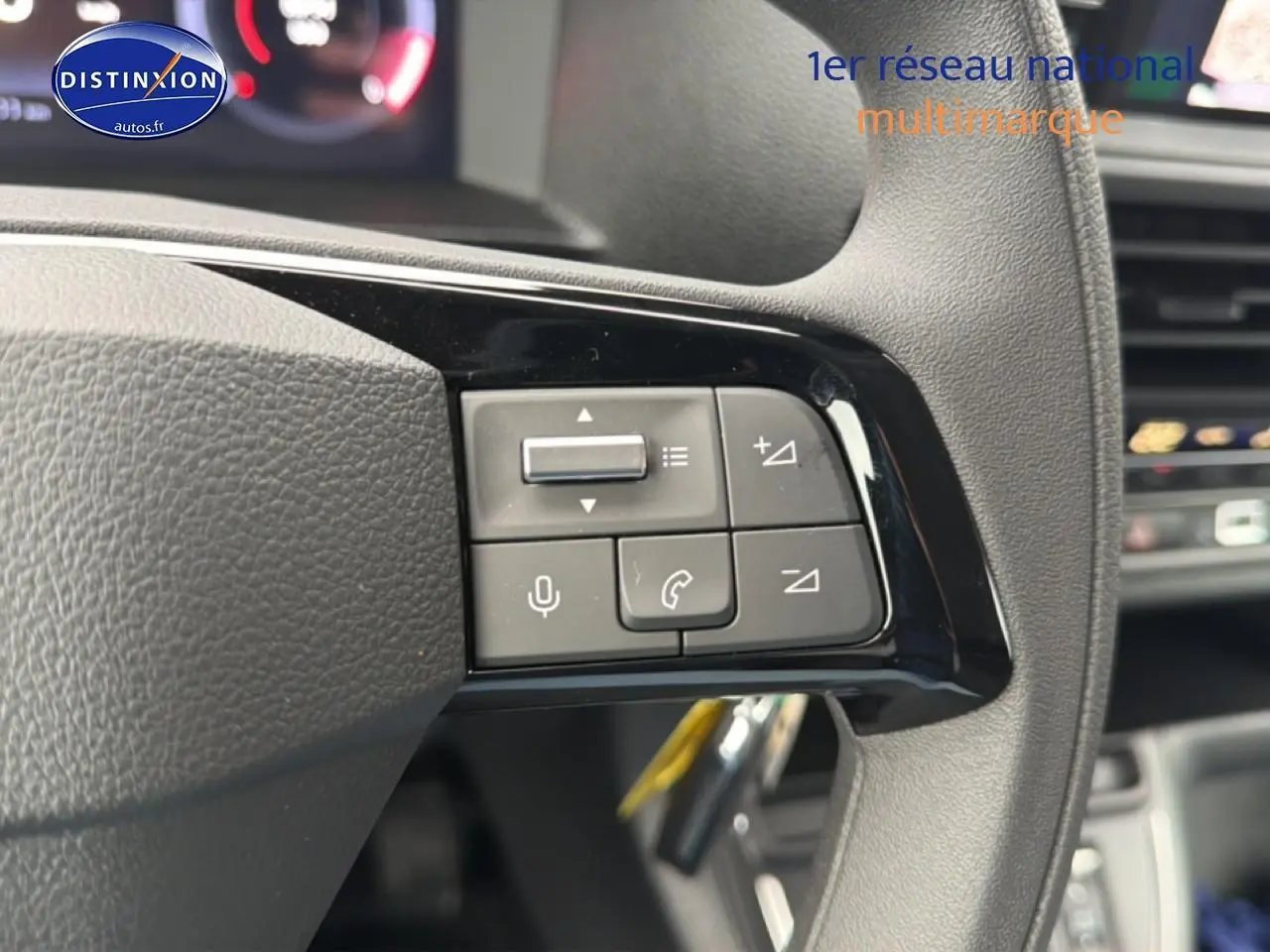 Gros plan sur les commandes audio et téléphone au volant du Fiat Scudo Combi gris titane, intérieur moderne.