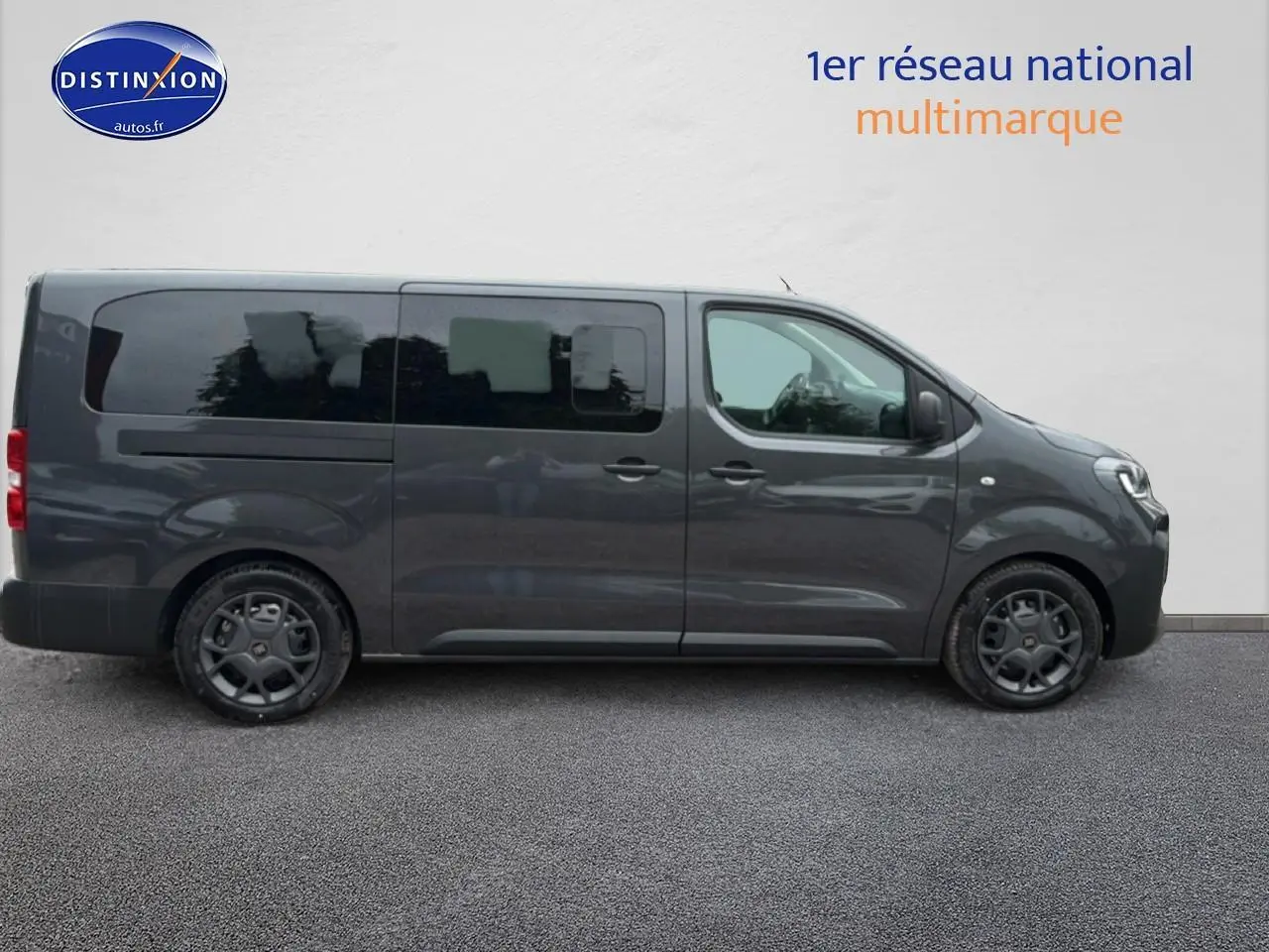 Vue de profil côté droit du Fiat Scudo Combi gris titane avec portes coulissantes et vitres teintées.