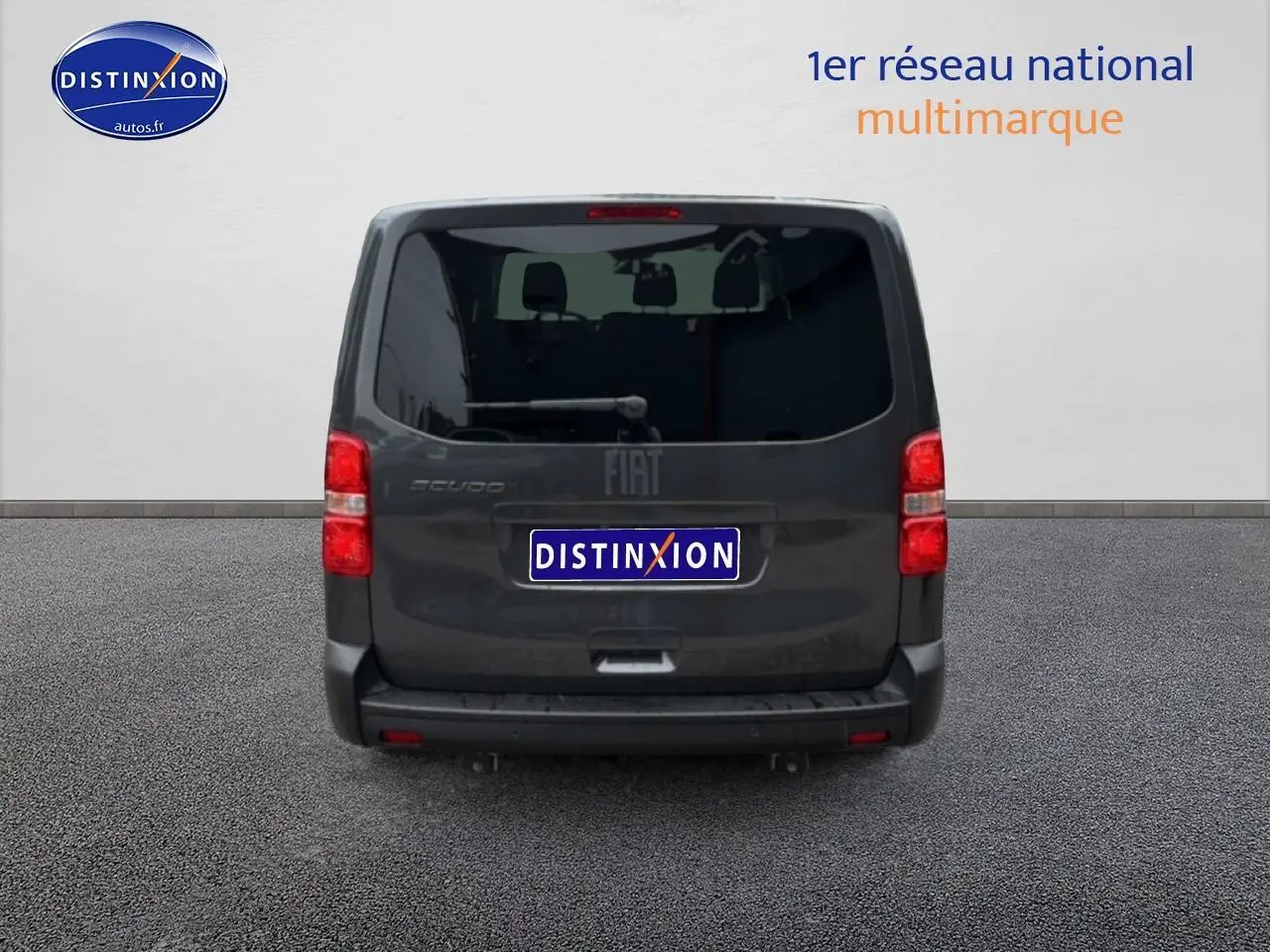 Vue arrière du FIAT Scudo Combi gris titane avec hayon et feux rouges visibles sur fond neutre.