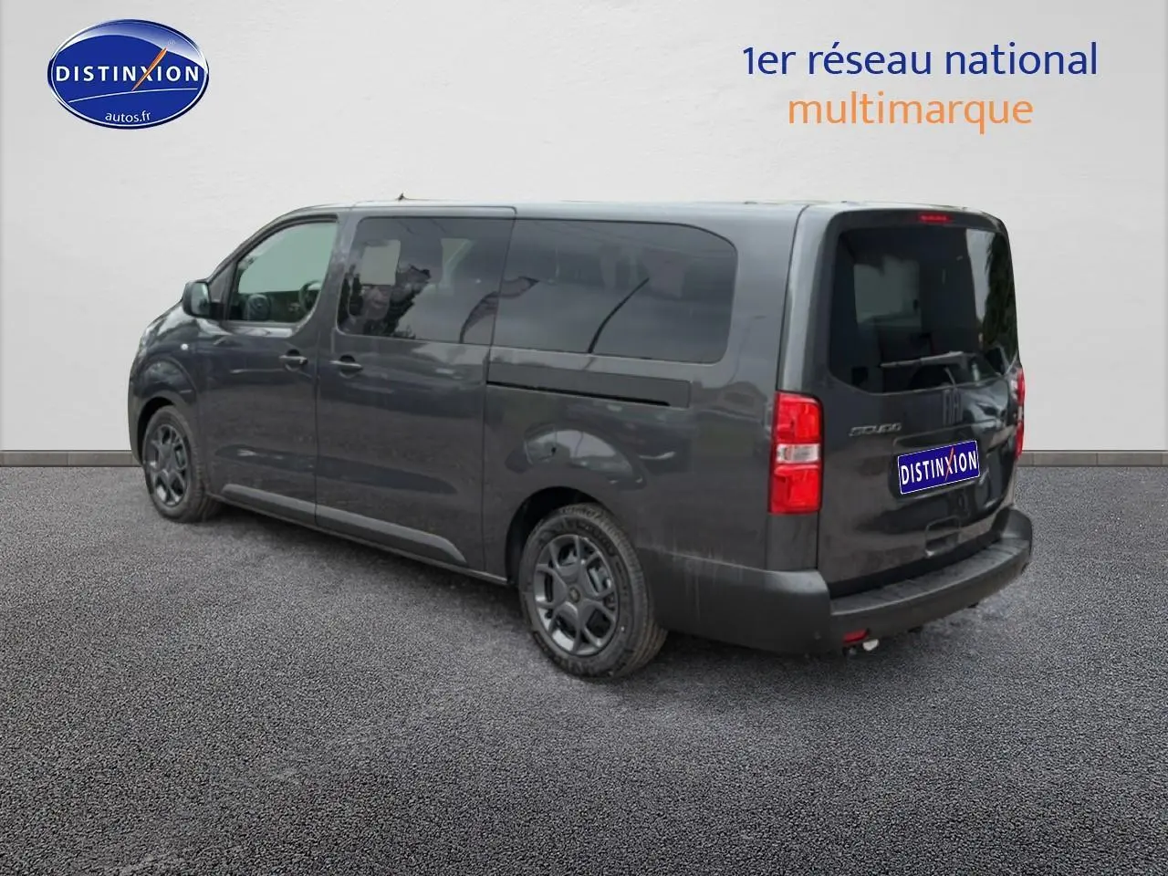 Fiat Scudo Combi gris titane vu en 3/4 arrière droit avec porte latérale coulissante et vitres teintées.