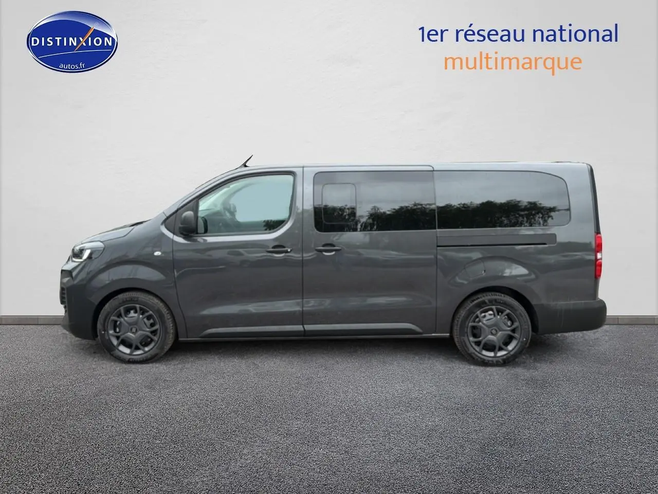 Profil droit du FIAT Scudo Combi gris titane avec porte latérale coulissante et vitres arrière teintées.