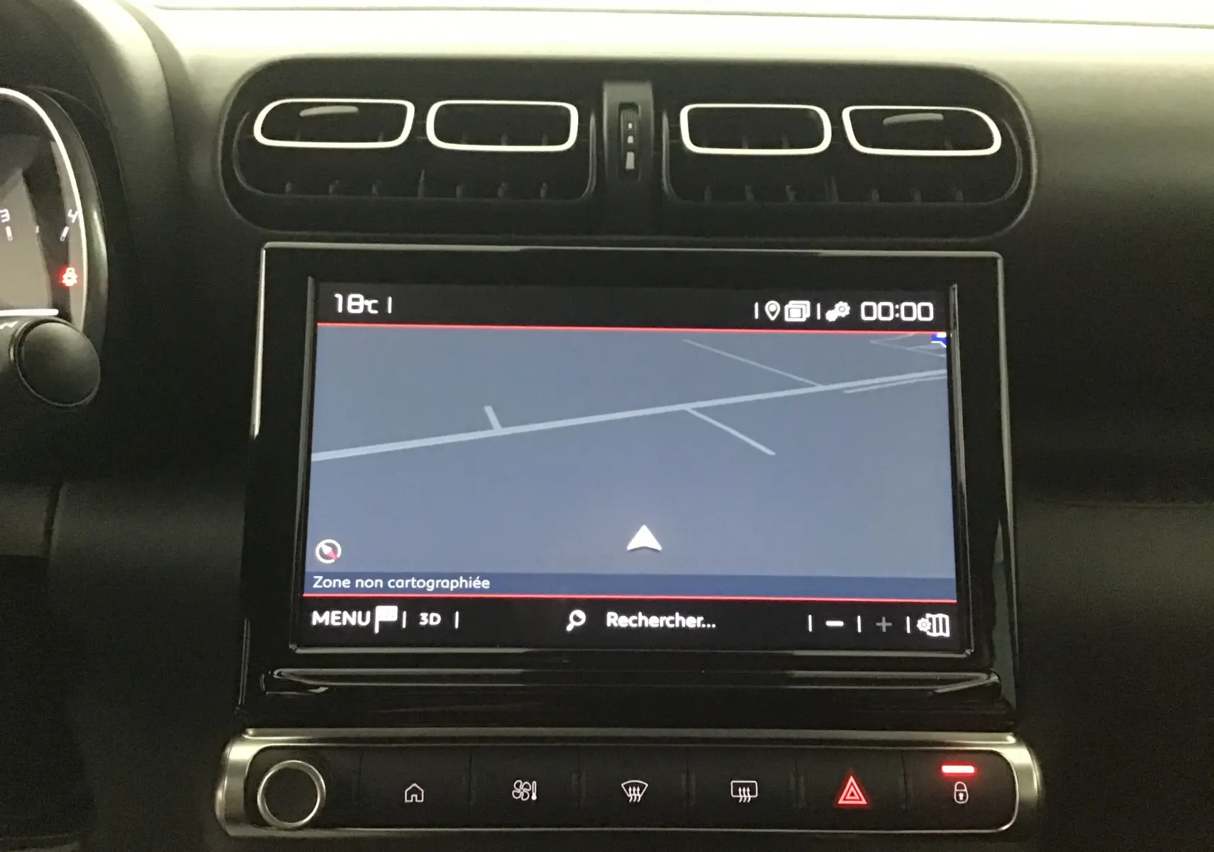Écran tactile central affichant la navigation dans l'habitacle noir du Citroën C3 Aircross 2024 essence.