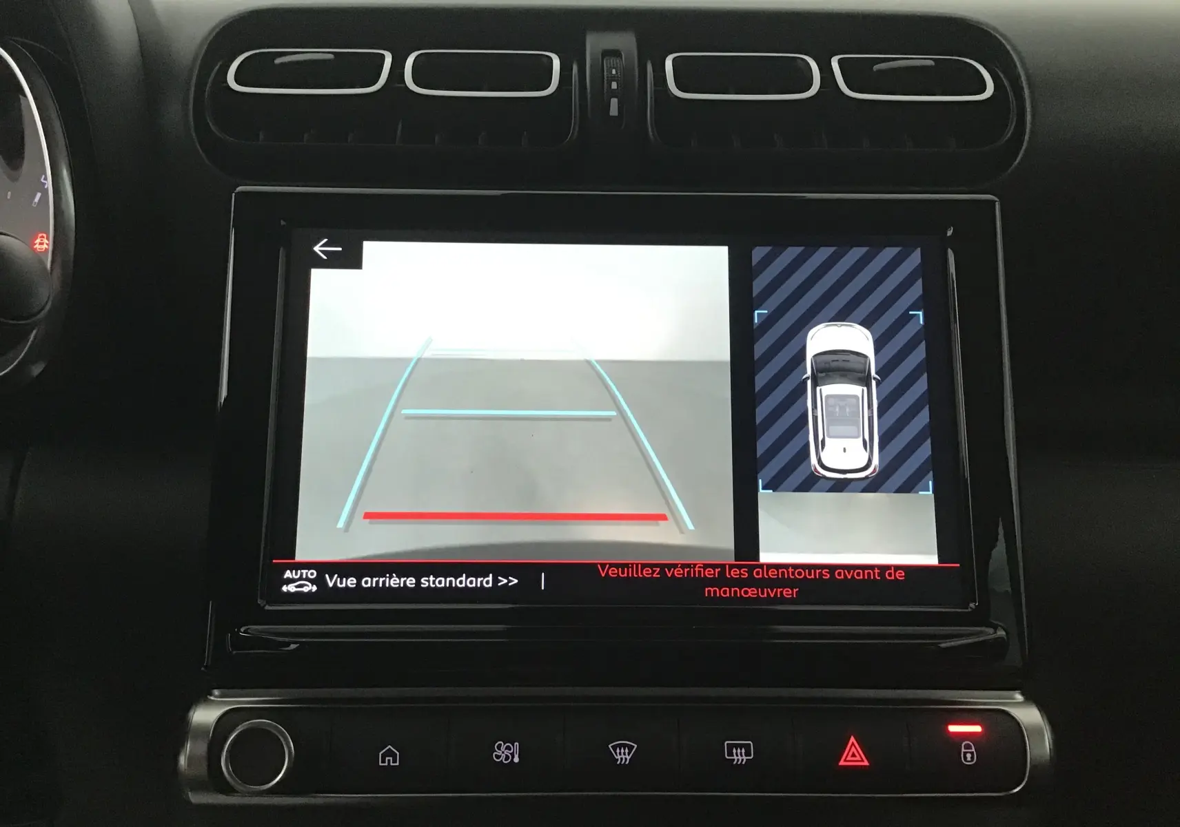 Écran tactile intérieur du Citroën C3 Aircross noir 2024 montrant la caméra de recul et l'affichage de l'aide au stationnement.