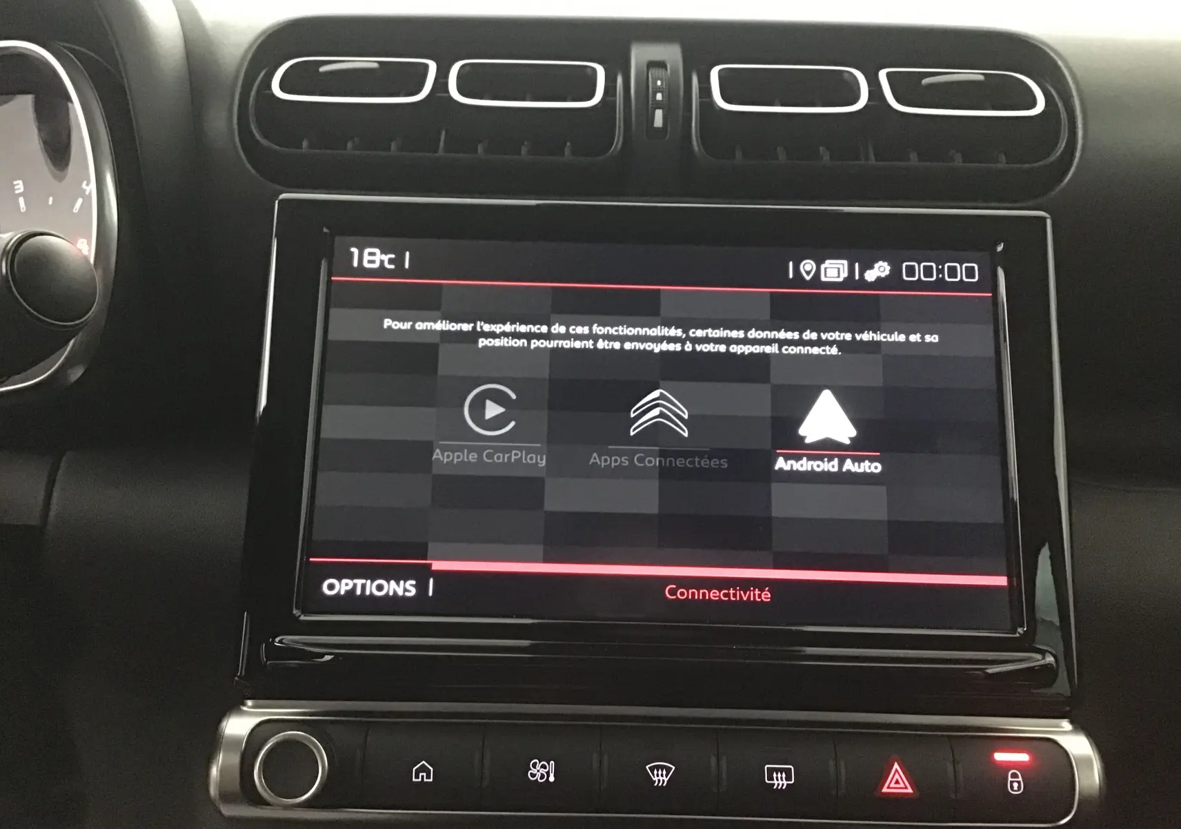 Écran tactile central du tableau de bord du Citroën C3 Aircross 2024 noir, affichant les options Apple CarPlay et Android Auto.