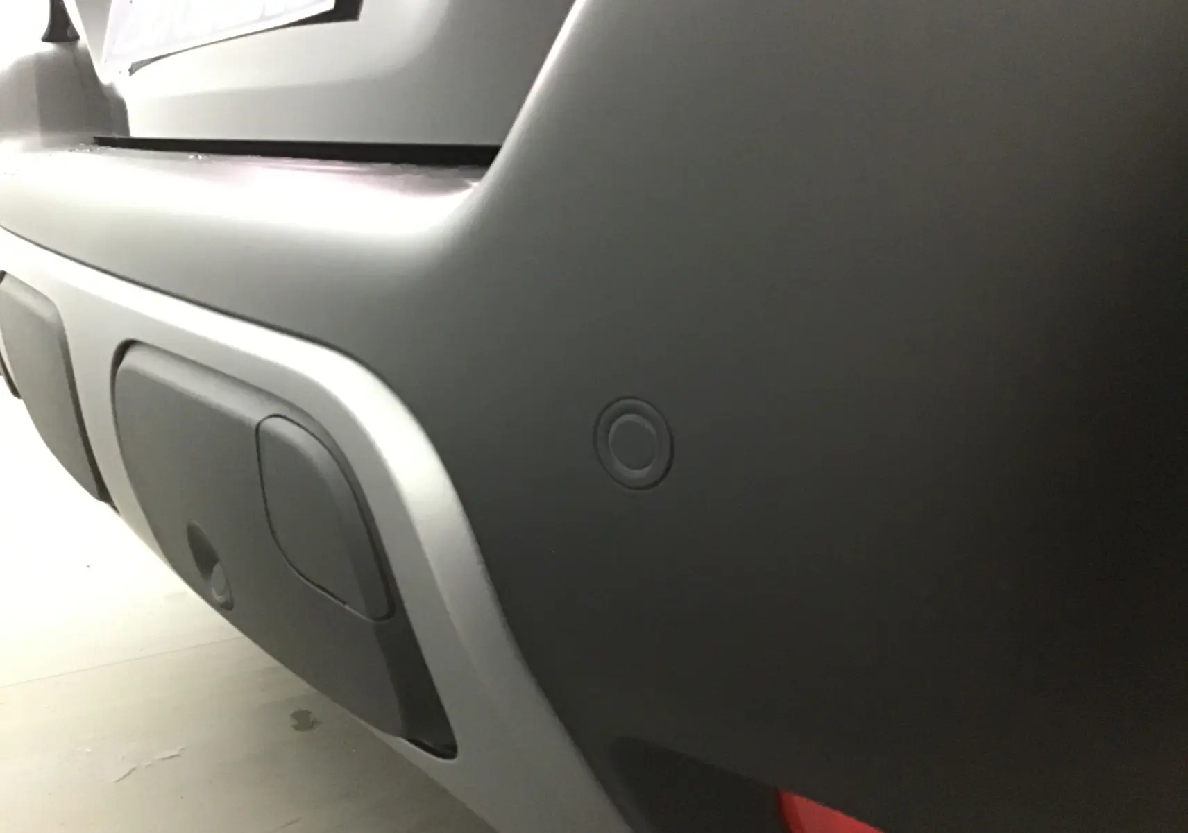 Gros plan sur le pare-chocs arrière noir du Citroën C3 Aircross 2024 avec capteur de recul visible.