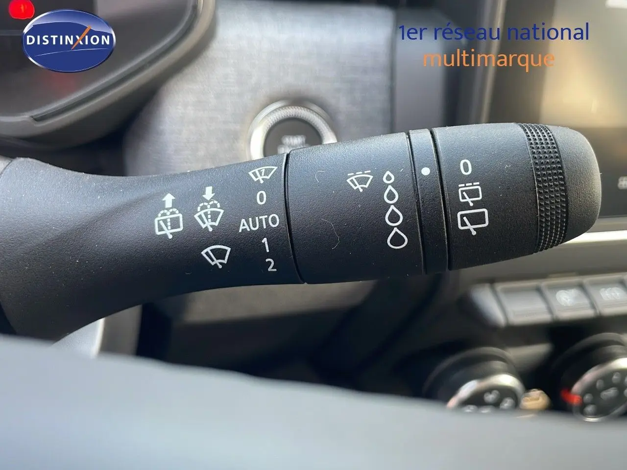 Gros plan sur la commande des essuie-glaces de la Renault Clio 1.5 DCI 100ch Evolution 2025, intérieur gris.