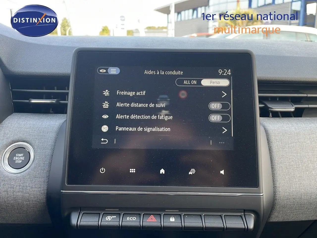 Écran tactile central de la Renault Clio 1.5 dCi 100ch Evolution 2025 affichant les aides à la conduite, intérieur gris.