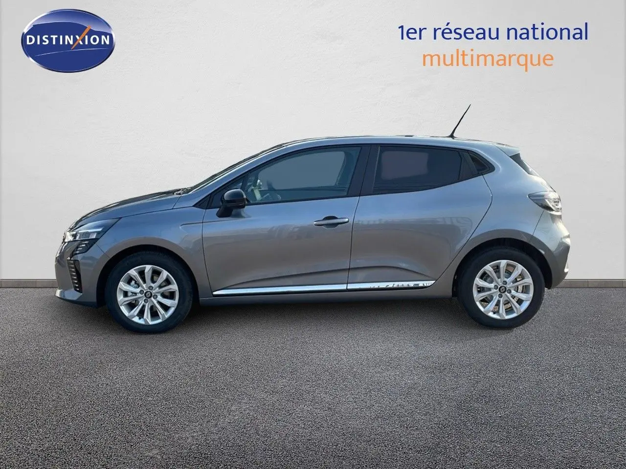 Profil côté gauche d'une Renault Clio 1.5 DCI 100ch Evolution gris schiste métal avec jantes alliage et vitres teintées.