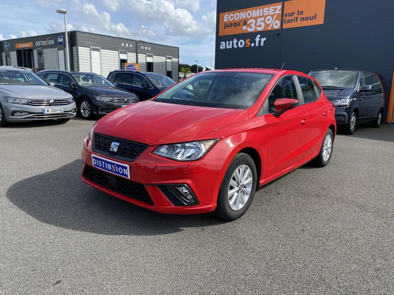 SEAT Ibiza 1.0 TSI rouge pur vue 3/4 avant droit, avec projecteurs antibrouillard et jantes alliage 15 pouces.