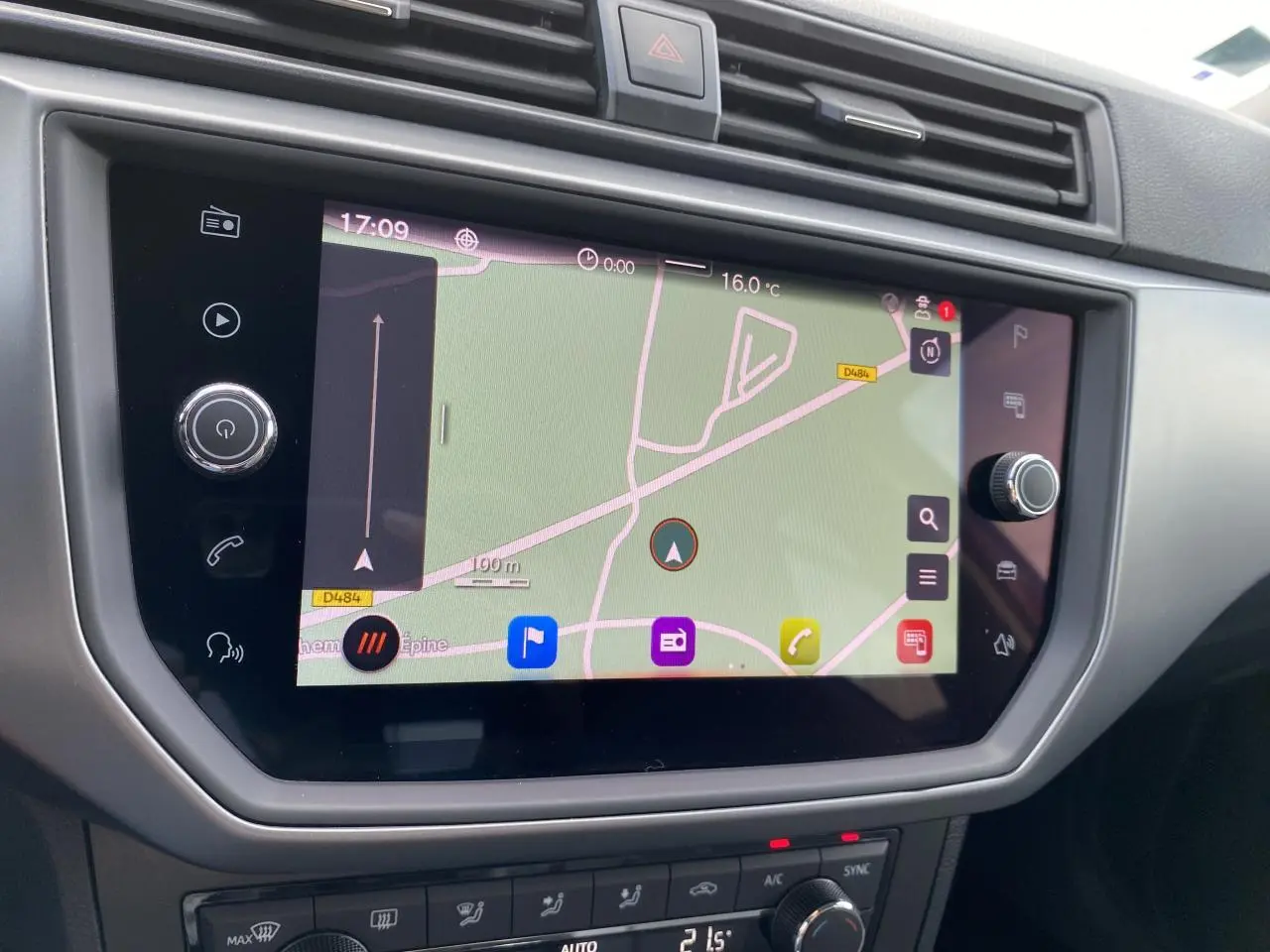 Écran tactile du système de navigation de la SEAT Ibiza 1.0 TSI Style 2021, tableau de bord noir.